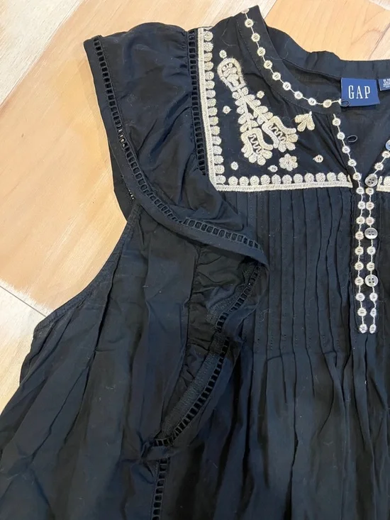 GAP Black Sleeveless Embroidered Yoke Blouse - Picture 4 of 7